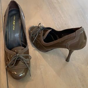 Ann Marino chocolate patent/ grosgrain trim heels